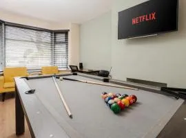Spacious 3BR Home - Pool Table - Games - Sleeps 9