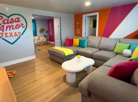 Casa Amor Texas A Vibrant Villa near BS&W with King Bed, hotel din Temple