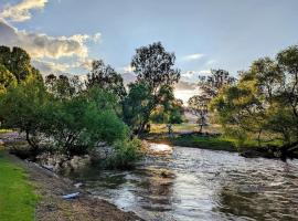 Colac Colac Caravan Park, beach hotel in Corryong