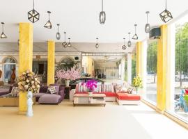 Hoàng Gia Hotel Sơn La، فندق في Sơn La