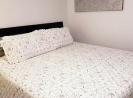 Creekside Basement Retreat, hotel in Stockbridge