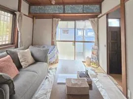 江ノ電の線路沿いにある宿【film koshigoe】