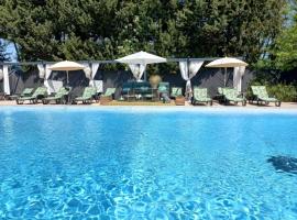 ZEcamping 4 pet friendly piscine et pétanque au cœur des Alpilles, Hotel in Noves
