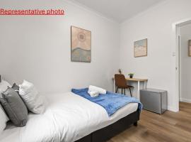 Inviting Double Room with Sunlit Comfort - Matraville - Shared Bathroom and Kitchen, hotel in Sydney
