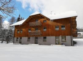 Útulný apartmán s terasou na Šumavě v malebné vesničce Prášily, Hotel in Prášily