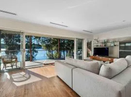 Lakeside - relaxed 3 BR waterfront retreat