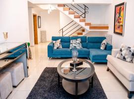 3 levels and 5 bedrooms penthouse with a great view, ξενοδοχείο σε Los Prados