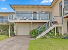 Lovely Unit with Glorious Sea Views, hotel in McCracken