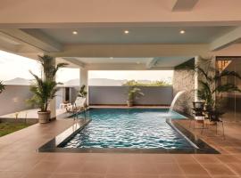 StayVista's Sylvara - Hill-View Villa with Private Pool, Jacuzzi & Games Room, hotel Udaipurban