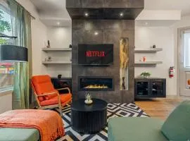 *Incredible Location* |Two King Beds| Free Parking