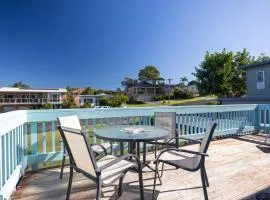 Retro Beach House - roomy 4BR retreat near ocean