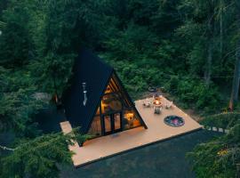 Lafa Cabin - Luxe A Frame Retreat with Hot Tub, Sauna, Firepit- 5 Min to Mt Rainier, hotelli kohteessa Ashford