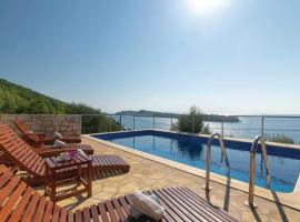 Apartman Mario with pool by Villas Guide, hôtel à Potirna