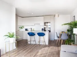 Stylish 2-Bed Penthouse Sleeps 6 Central Location