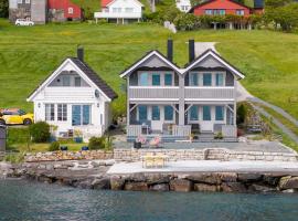 Seahouse with shoreline in Kalvåg: Frøya şehrinde bir otel