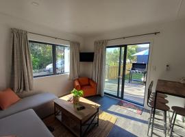 Nelson Road Cottage, hotel com estacionamento em Gisborne
