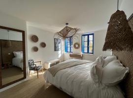 Les Volets Bleus house and spa, hotel a Jublains