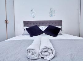 Townhouse in Bloubergstrand, hotel in Cape Town