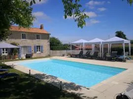 Gite De Nanteuil, 10-13 Personnes, Piscine