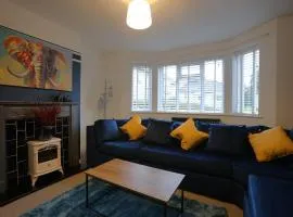 Stonehouse Lane by N And N Stays, Perfect for Contractors and corporate stays, Free Pvt Parking and fast Wifi