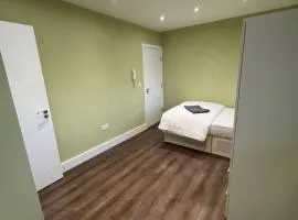 Cosy en-suite 15 min from Heathrow airport