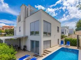 Luxurious villa with heated pool and rooftop jacuzzi