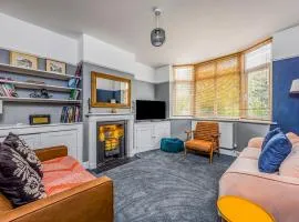 Charming Family Home with Parking Pass The Keys