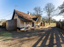The Dairy cottage with garden and parking, hotel i Olveston
