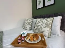 Modern & Spacious, 4BR 4Bath, Parking, Sleeps 8