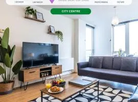 Sleek Apartment with Balcony - City Centre - Free Parking, Fast WiFi and 55'' Smart TV by Yoko Property