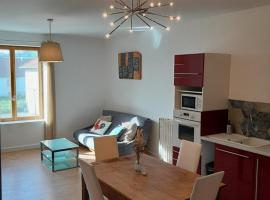 Logement indépendant au cœur d'une ferme, hotel in Blandin