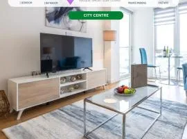 Modern 1 Bedroom Apartment with Balcony - City Centre - Free Parking, Fast WiFi and 50'' Smart TV by Yoko Property
