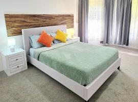 Rooms near Perth airport, hótel í Perth