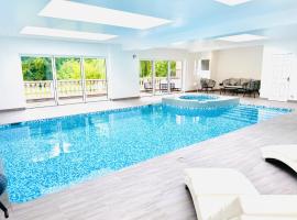 Luxury Ascot Retreat Private Indoor Heated Pool, Wellness Spa & Gardens, hotel in Sunningdale