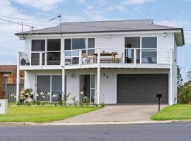 Bawley Blue - oceanfront 4BR pet-friendly retreat, hotel in Bawley Point