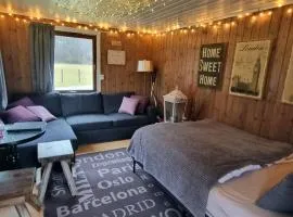 Gårdshytte med lavvu, hund tillatt, sauna