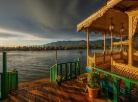 Floating Luxury Group Of Houseboats, hotel with hot tubs in Srinagar