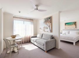 King Bed with Sofa Bed Studio at Manly - 3min walk to Corso & Manly Beach, hotel in Sydney