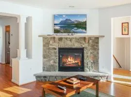 Spacious 3BR House, Hot Tub, Firepit, Ski Access!