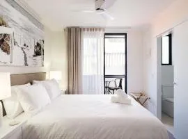Queen Bed with Balcony at Manly - 3min walk to Corso & Manly Beach