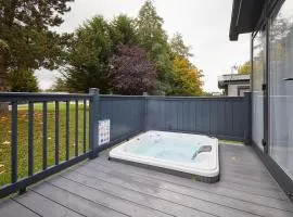 Field View Lodge with Hot Tub