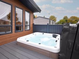 Grace Louise Retreat with Hot Tub, hotel in Allerthorpe