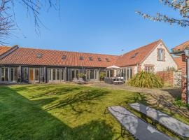 The Cartshed 6 Marshland Barns, Hotel in Titchwell
