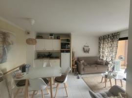 Chambres charmantes dans un appartement moderne à deux pas de la mer، فندق في كان