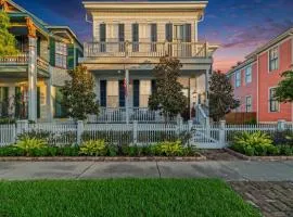 The White Pelican Inn-Trolley a 5 Minute Walk Stops at SeawallBeach
