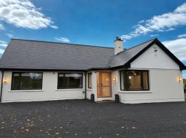 Willow Lodge Cashel- Rock View-Sleeps 8 guests-Spacious- Cosy, hotel in Cashel