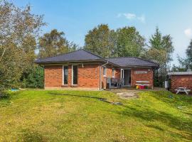 3 Bedroom Stunning Home In Tarm, hotel i Høje Sande