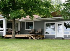 Luxury Cabin Rental by Lakefront near Cohasset, Minnesota, hotel in Grand Rapids