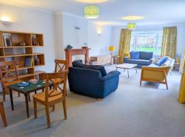 Spacious Family Retreat -sleeps 10-12, hotel in Cambridge