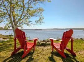Lake view studio for 4 people with Free parking & WiFi